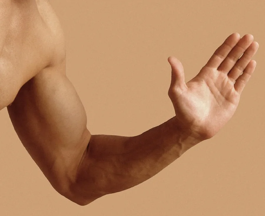 Ausgestreckter Arm mit gestrecktem Ellbogen und geöffneter Hand